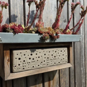 Bienenstein aus Ton im "Häuser"-Motivals "BeeGreen"-Modell, mit Zinkwanne zur Dachbegrünung, Wandmontage-Möglichkeit mit Farbauswahl , wählbare Größe (BG-HR-003-1)