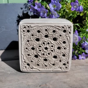 Wildbienenhaus im "Blumenmandala"-Motiv in unterschiedlichen Farben und Lärchen-Holzrahmen (BS-OA-L028)