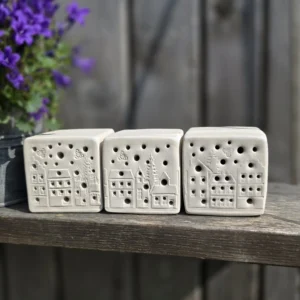 Bienenstein für Wildbienen im "Häuser"-Motiv in unterschiedlichen Farben und optionalem Lärchen-Holzrahmen (BS-OA-S018-1)