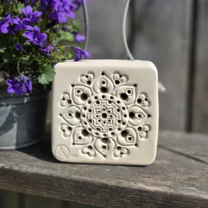 Bienenstein für Wildbienen im "Mandala"-Motiv mit Farbauswahl und Drahtseilaufhängung (BS-DS-L033)