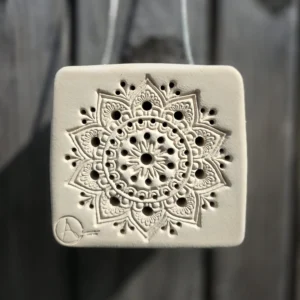 Bienenstein für Wildbienen im "Mandala"-Motiv mit wählbarer Farbe und Drahtseil (BS-DS-L033)