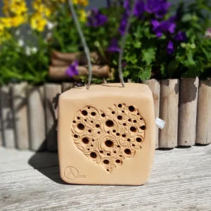 Wildbienenhaus im "Blumenherz"-Motiv mit wählbarer Farbe und vormontierter Wand-Aufhängung (BS-DS-L022)