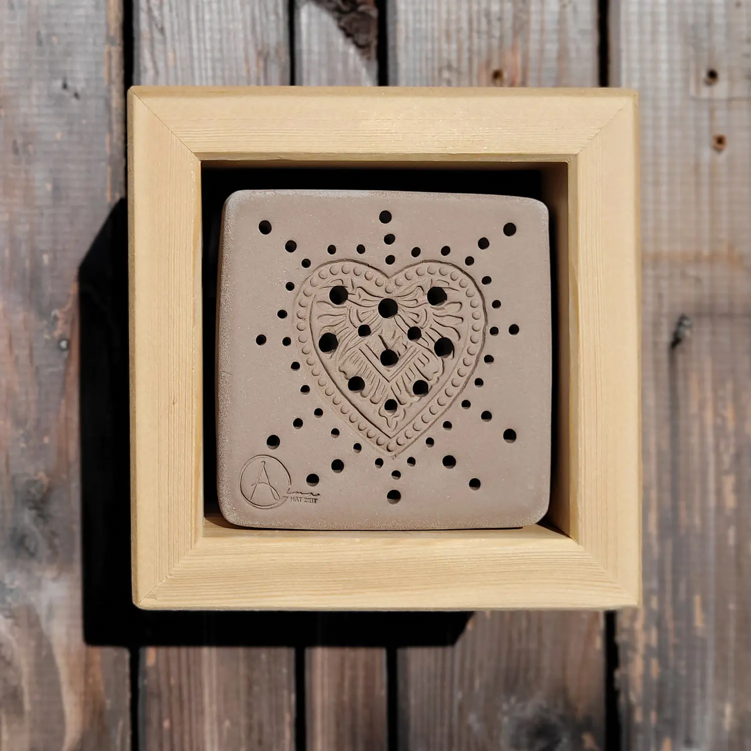 bienenstein-mit-holzrahmen-sku-bs-hr-l002g