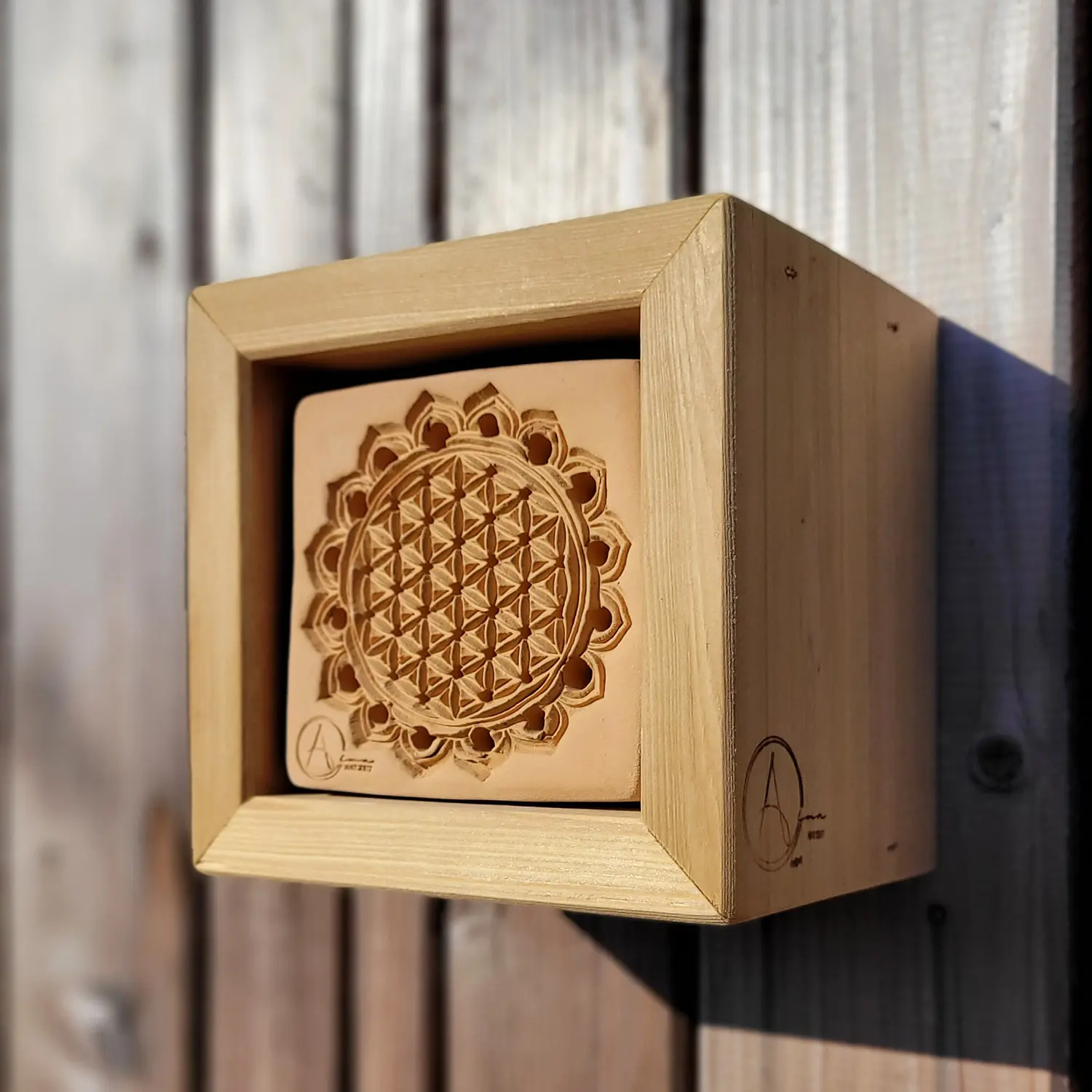 bienenstein-mit-holzrahmen-sku-bs-hr-l017r-seitlich