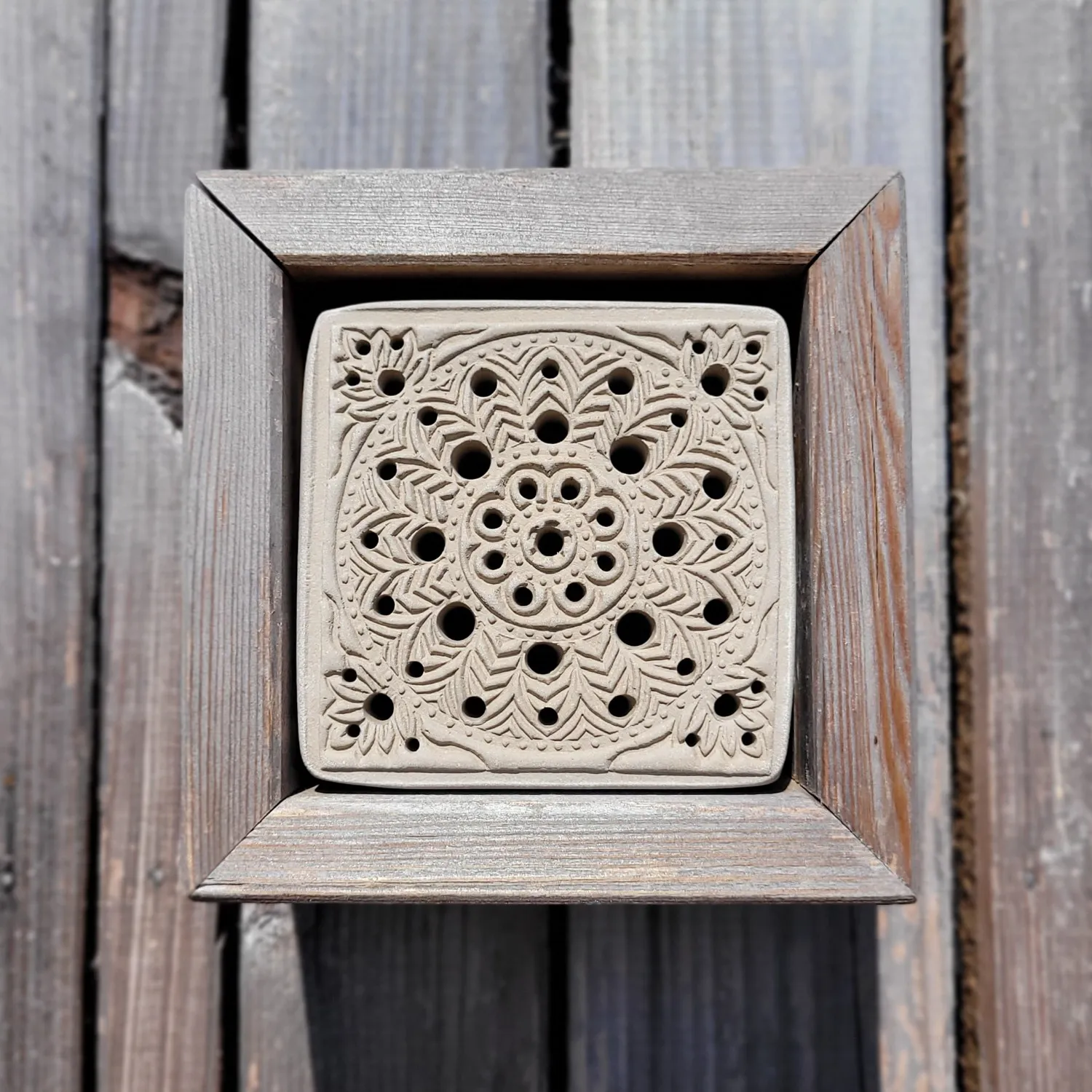 bienenstein-mit-holzrahmen-sku-bs-hr-l028g