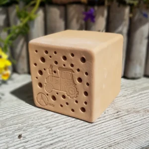 Bienenstein für Wildbienen im "Trecker"-Motiv und optionalem Rahmen (BSK-OA-M022)