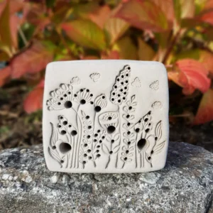 Bienenstein aus Ton im "Blühwiese"-Motiv, Wandmontage-Möglichkeit mit Farbauswahl mit wählbarer Farbe, verschiedene Größen (BS-SL-L016)