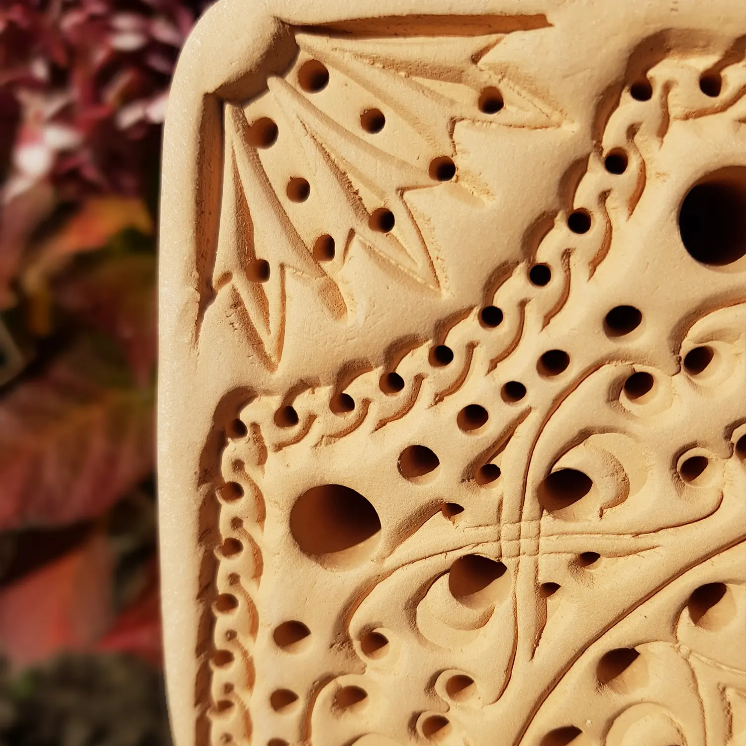 bienenstein-wildbienenhotel-sku-bs-sl-l019r-detailaufnahme