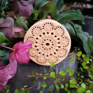 Bienenstein für Wildbienen im "Mandala 1"-Motiv, Wandmontage-Möglichkeit mit Farbauswahl mit wählbarer Farbe (BS-SL-LR023)