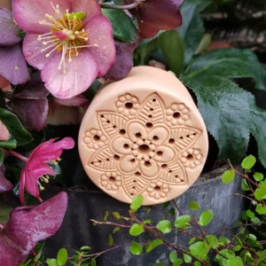 Wildbienenhaus im "Mandala 2"-Motiv, Wandmontage-Möglichkeit mit Farbauswahl mit wählbarer Farbe (BS-SL-LR024)