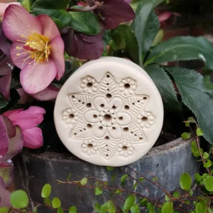 Wildbienenhaus im "Mandala 2"-Motiv, Wandmontage-Möglichkeit mit Farbauswahl mit Farbauswahl (BS-SL-LR024)