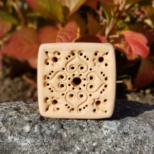 Bienenstein für Wildbienen im "Mandala 3"-Motiv, Wandmontage-Möglichkeit mit Farbauswahl mit wählbarer Farbe (BS-SL-M012)