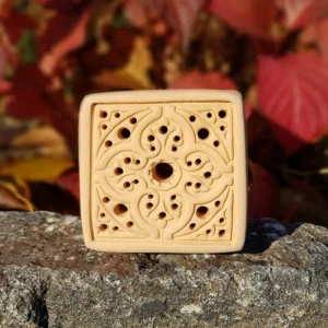 Bienenstein für Wildbienen im "Mandala 4"-Motiv, Wandmontage-Möglichkeit mit Farbauswahl mit wählbarer Farbe (BS-SL-M013)