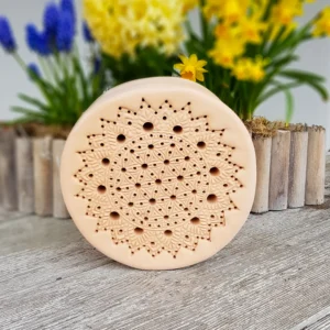 Bienenstein aus Ton im "Sonne"-Motiv, Wandmontage-Möglichkeit mit Farbauswahl in unterschiedlichen Farben (BS-SL-SG002)