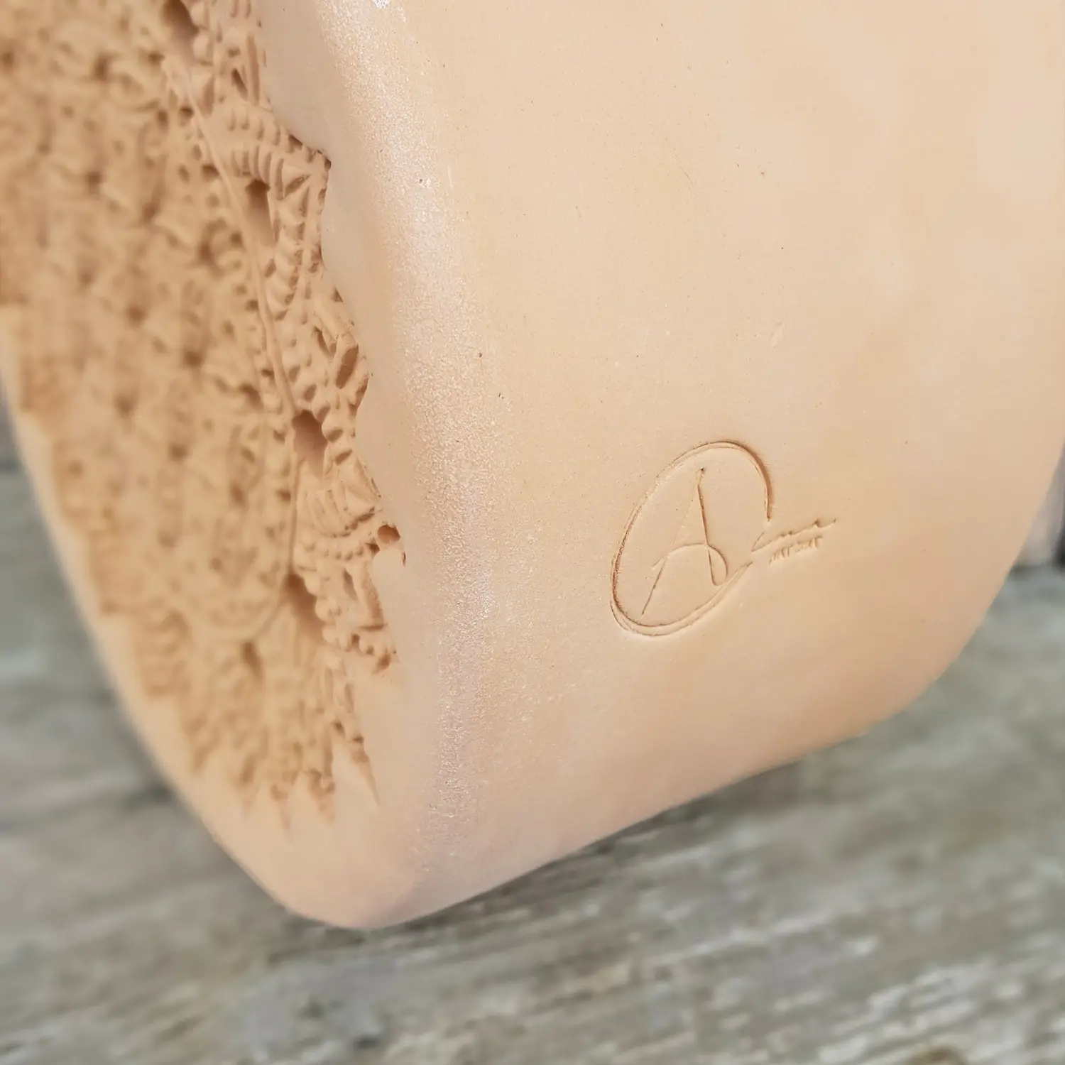 bienenstein-wildbienenhotel-sku-bs-sl-sg002r-detailaufnahme