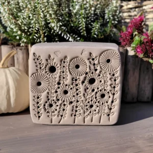 Wildbienenhaus im "Blühwiese"-Motiv, Wandmontage-Möglichkeit mit Farbauswahl mit Farbauswahl, wählbare Größe (BS-SL-L016)