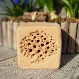 Bienenstein aus Ton im "Linde"-Motiv in unterschiedlichen Farben und Lärchenholzrahmen (BS-OA-L001)