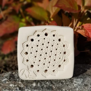 Wildbienenhaus im "Blume des Lebens"-Motiv in unterschiedlichen Farben sowie Holzrahmen (BS-OA-L017)