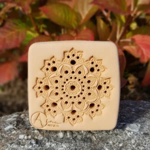 Bienenstein fĂŒr Wildbienen im "Eisblume"-Motiv mit wĂ€hlbarer Farbe und optionalem Rahmen (BS-OA-L018)