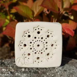 Bienenstein im "Eisblume"-Motiv mit wÀhlbarer Farbe inkl. LÀrchenholzrahmen (BS-OA-L018)