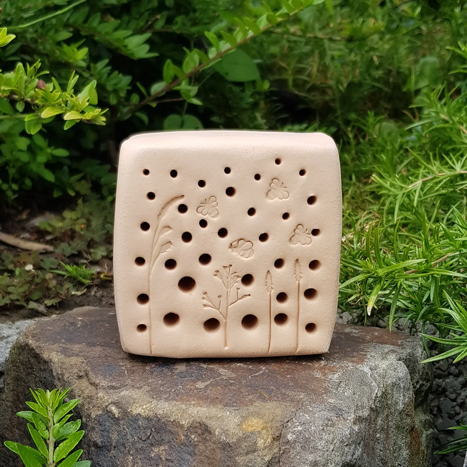 bienenstein-wildbienennisthilfe-sku-bs-oa-m002r