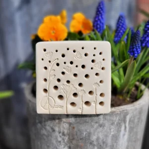 Bienenstein im "Bienenwiese"-Motiv mit Farbauswahl und Holzrahmen, verschiedene Größen (BS-OA-M002)