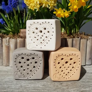 Wildbienenhaus im "Herz"-Motiv in unterschiedlichen Farben und optionalem Lärchen-Holzrahmen, wählbare Größe (BS-OA-M003)