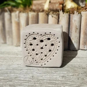 Wildbienenhaus im "Herz"-Motiv mit Farbauswahl sowie Rahmen, wählbare Größe (BS-OA-M003)