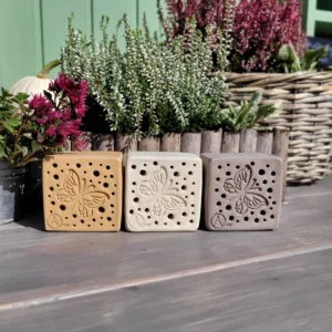 Wildbienenhaus im "Schmetterling"-Motiv mit wählbarer Farbe und Rahmen, verschiedene Größen (BS-OA-M014)