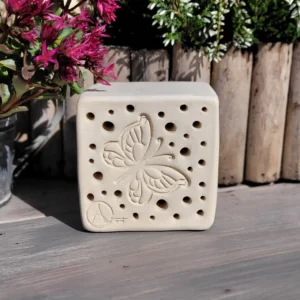 Bienenstein aus Ton im "Schmetterling"-Motiv mit wählbarer Farbe und Lärchen-Holzrahmen, verschiedene Größen (BS-OA-M014)