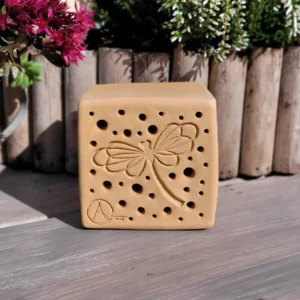 Bienenstein aus Ton im "Libelle"-Motiv mit Farbauswahl inkl. Holzrahmen (BS-OA-M015)