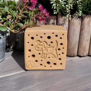 Bienenstein für Wildbienen im "Hund"-Motiv mit Farbauswahl und Lärchen-Holzrahmen (BS-OA-M016)
