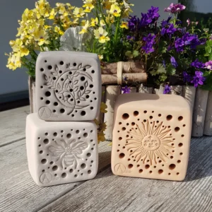 Bienenstein für Wildbienen im "Mond"-Motiv in unterschiedlichen Farben inkl. Lärchenholzrahmen (BS-OA-M017)