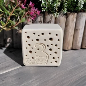 Bienenstein aus Ton im "Katze"-Motiv mit wählbarer Farbe inkl. Holzrahmen (BS-OA-M029)