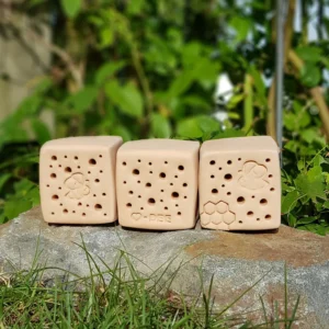 Bienenstein aus Ton im "Bienen"-Motiv mit wählbarer Farbe und Lärchenholzrahmen (BS-OA-S001)