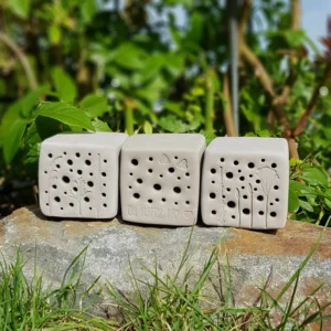 Wildbienenhaus im "Oh happy day..."-Motiv mit wählbarer Farbe inkl. Lärchen-Holzrahmen (BS-OA-S006)