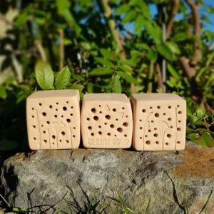 Bienenstein für Wildbienen im "Oh happy day..."-Motiv mit Farbauswahl sowie Lärchen-Holzrahmen (BS-OA-S006)