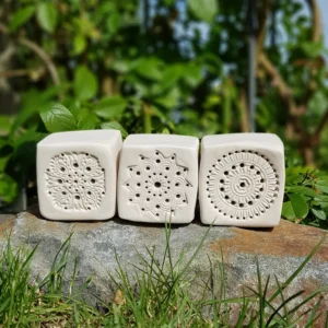 Wildbienenhaus im "Mandalas rund"-Motiv mit Farbauswahl (BS-OA-S008)