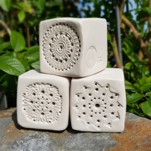 Wildbienenhaus im "Mandalas rund"-Motiv mit wählbarer Farbe (BS-OA-S008)