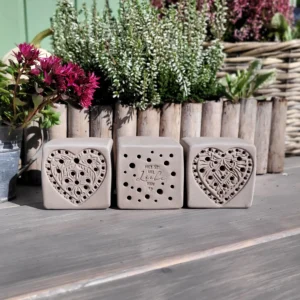 Wildbienenhaus im "Herzen"-Motiv in unterschiedlichen Farben und Rahmen (BS-OA-S009)