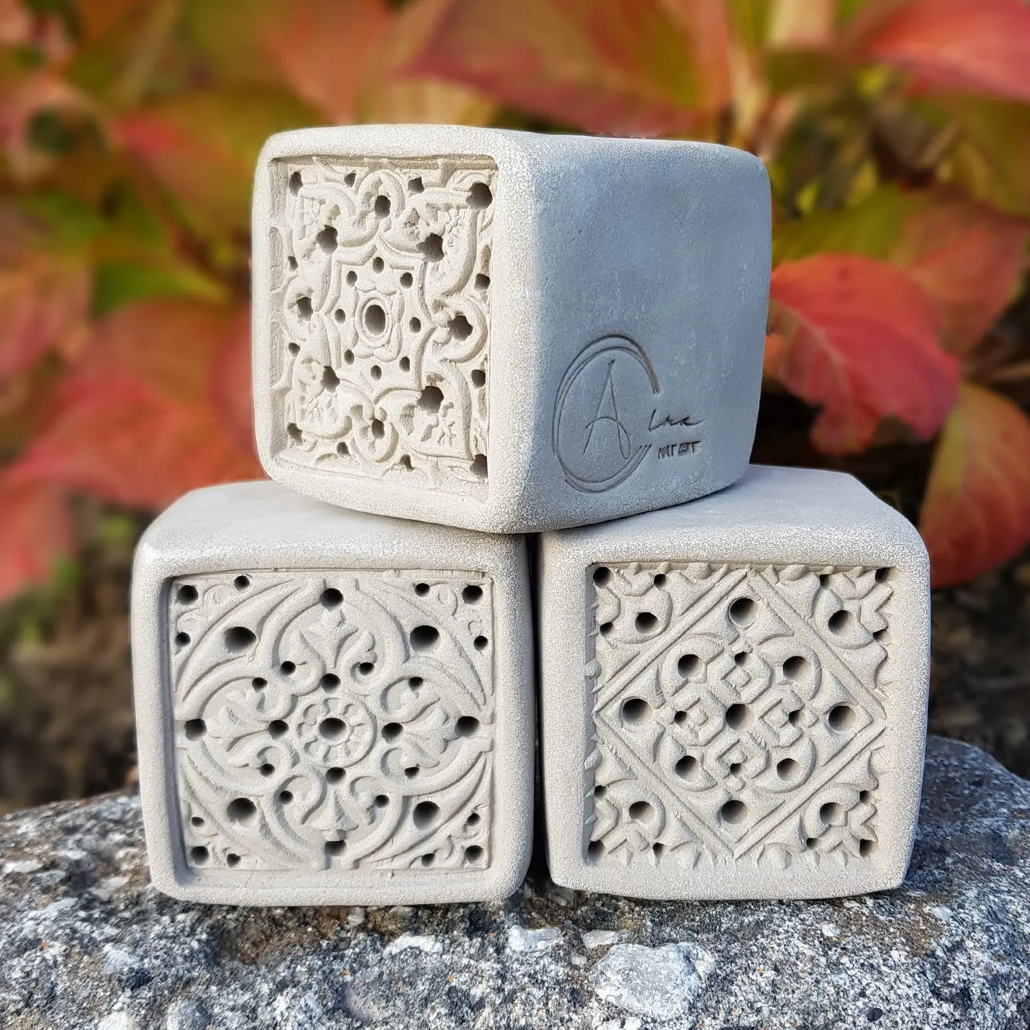 bienenstein-wildbienennisthilfe-sku-bs-oa-s010g-seitlich