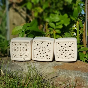 Bienenstein für Wildbienen im "Mandalas"-Motiv mit wählbarer Farbe und Lärchen-Holzrahmen (BS-OA-S010)