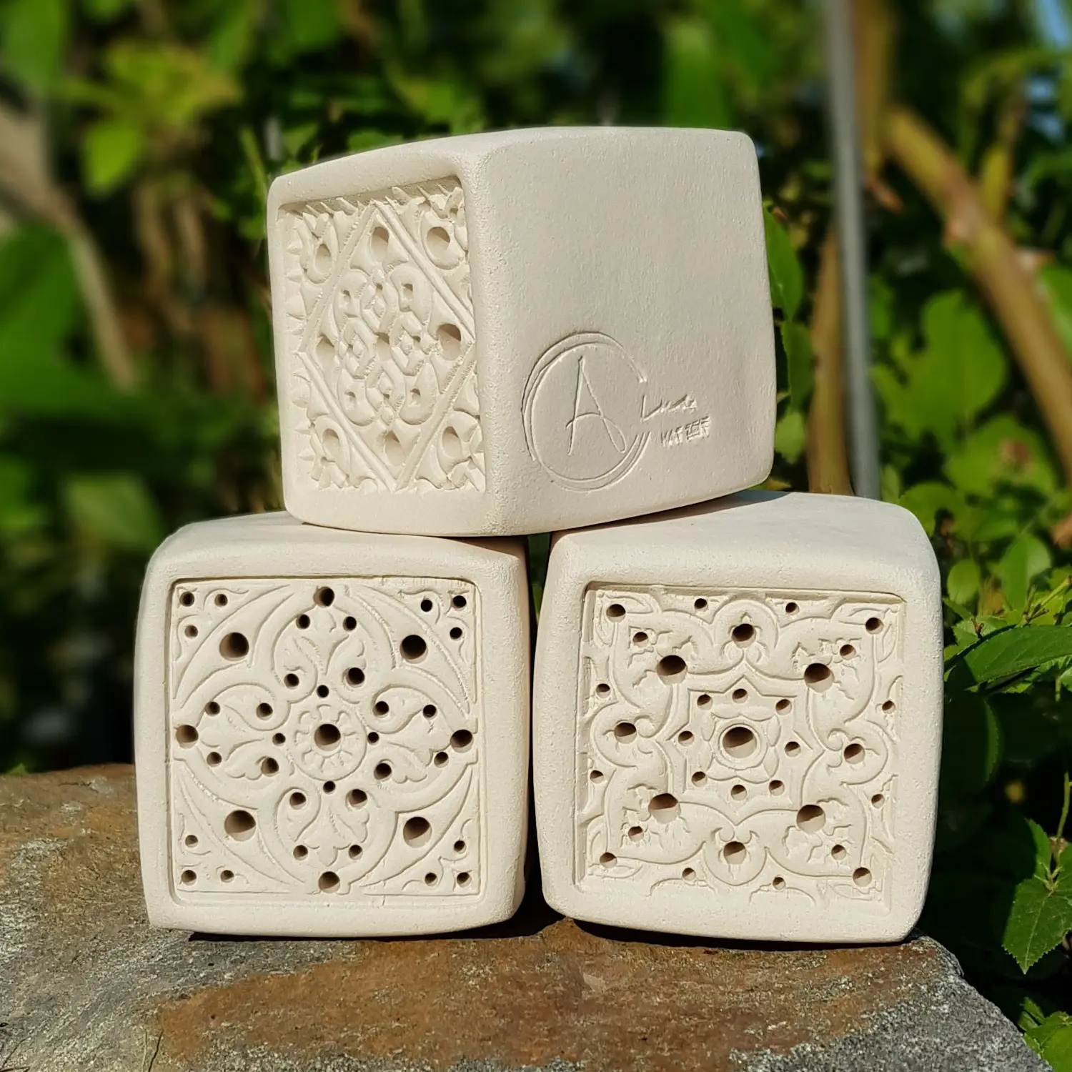 bienenstein-wildbienennisthilfe-sku-bs-oa-s010w-seitlich