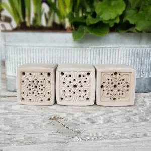 Bienenstein für Wildbienen im "Blumen"-Motiv mit wählbarer Farbe und optionalem Holzrahmen (BS-OA-S013)