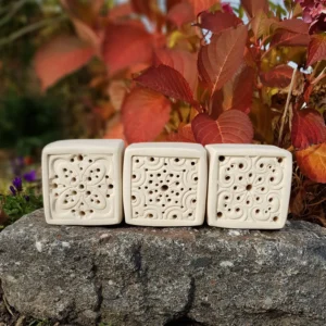 Wildbienenhaus im "Blumen"-Motiv mit wählbarer Farbe sowie Lärchenholzrahmen (BS-OA-S013)