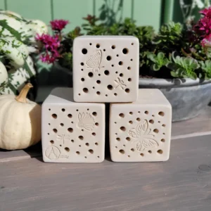 Bienenstein für Wildbienen im "Schmetterlinge"-Motiv mit Farbauswahl inkl. Lärchen-Holzrahmen (BS-OA-S018)