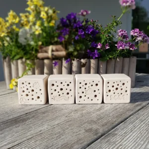 Wildbienenhaus im "Blumenwiese"-Motiv (BSK-OA-S015)