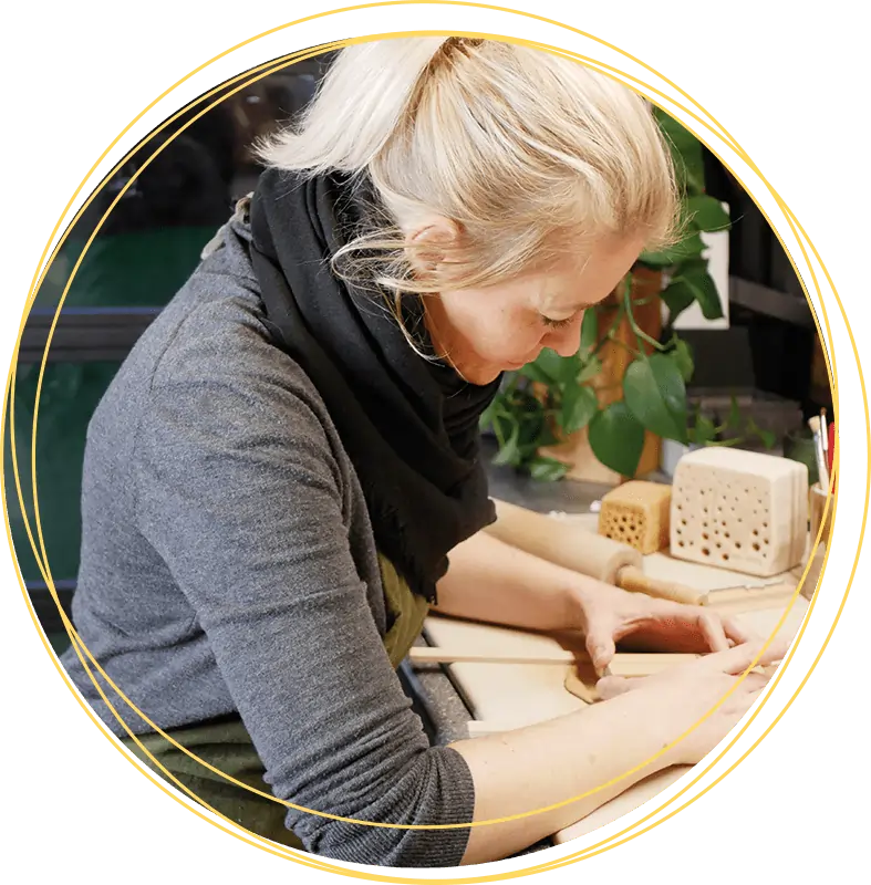 Daniela bei der Produktion von Insektenhotels als Bienen-Nisthilfen aus Ton